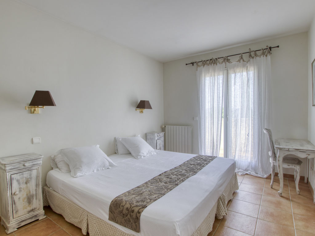 Le Puit des Oliviers 2 — Bedroom