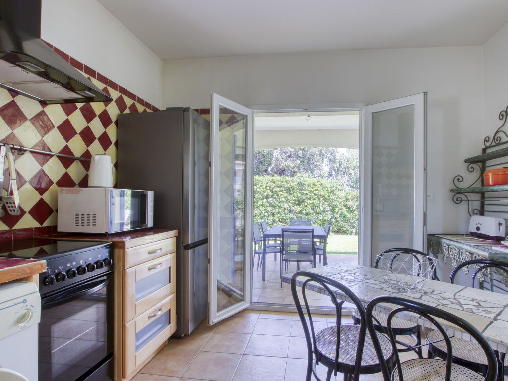 Le Puit des Oliviers I — Kitchen / Dining Room