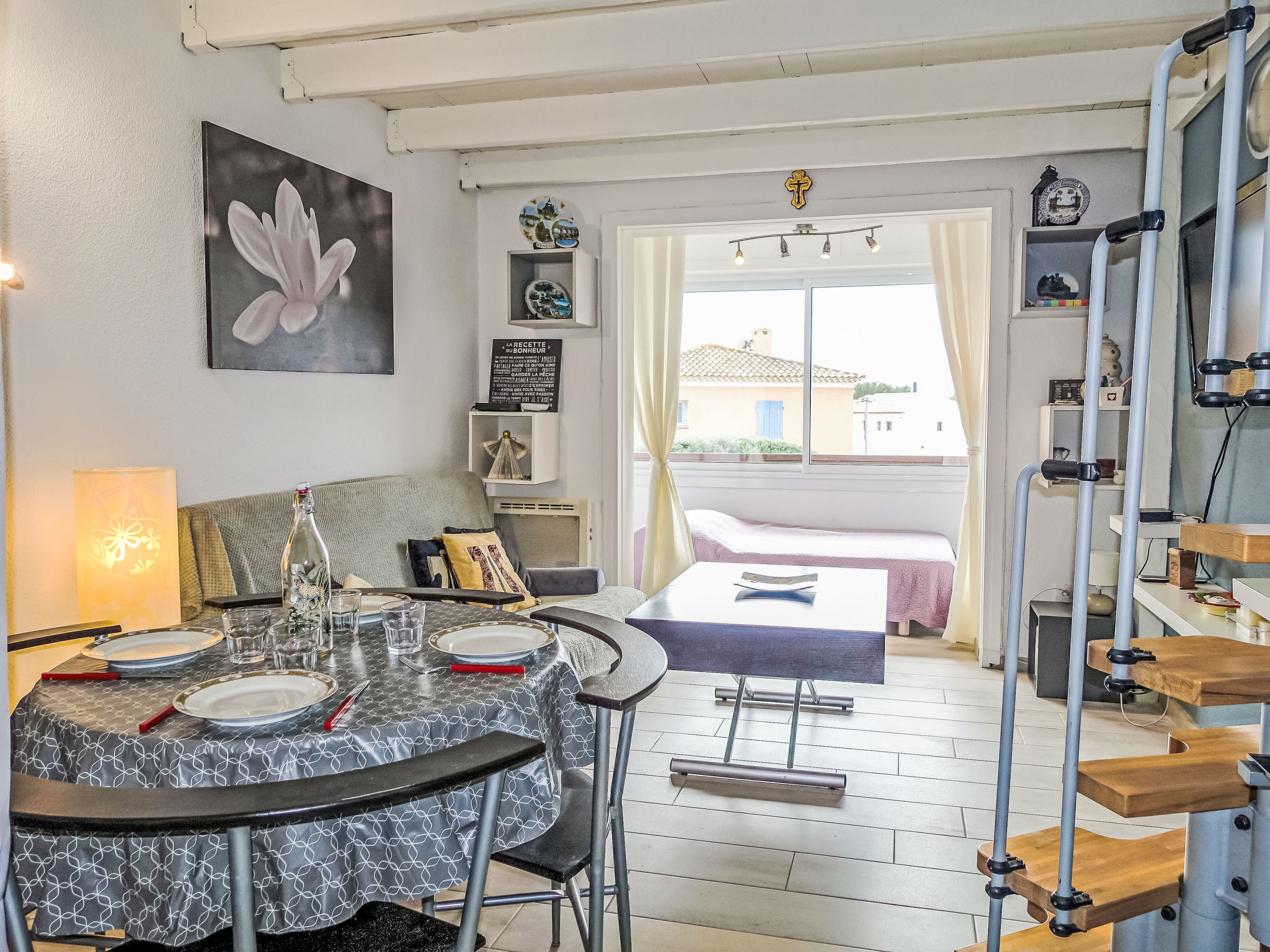 Maisonette 2-kamers 42 m2. Het objekt is geschikt voor 2 volwassenen + 1 kinderen. Woon-/slaapkamer met 1 2-pers bed (140 cm, lengte 190 cm), TV (Flatscreen TV), elektrische verwarming en air-conditio..