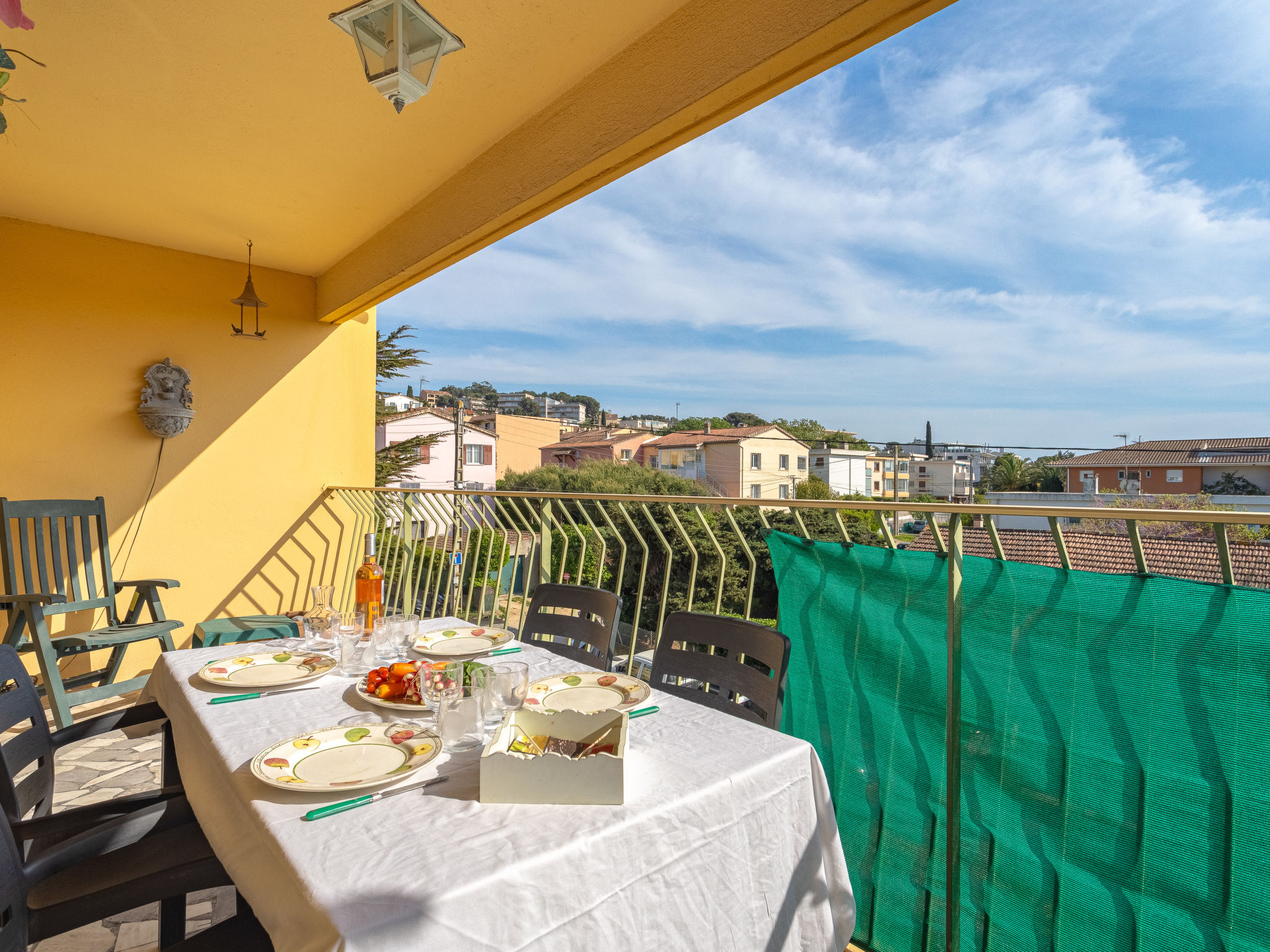 "les voiles", appartement 3-kamers 72 m2 op de 2e verdieping. Mooi ingericht: groot woon-/eetkamer met TV (Flatscreen TV), air-conditioning. Uitgang naar het terras. 1 kamer met 1 x 2 stapelbedden (90..