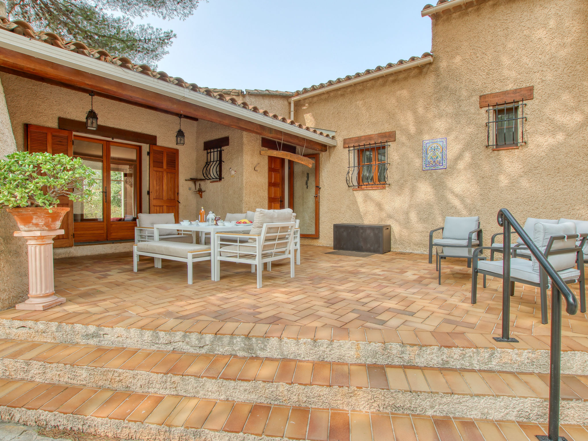 Huis 5-kamers 100 m2 op 3 verdiepingen. Woon-/eetkamer met open haard (alleen decoratie), TV (Flatscreen TV). Uitgang naar het terras. 1 kamer met 1 2-pers bed (160 cm, lengte 200 cm), wastafel, douch..