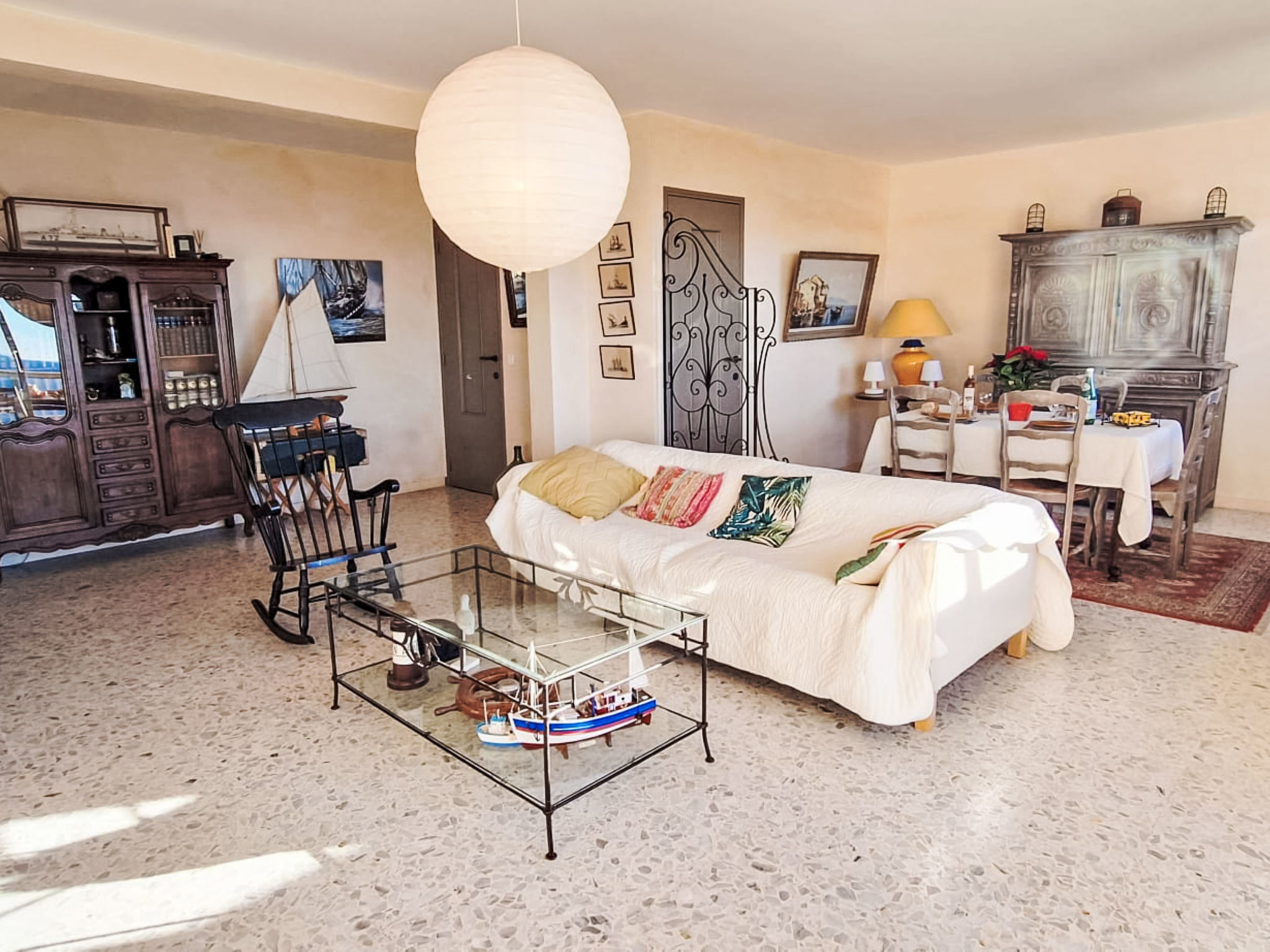 Baie du Soleil-Drinnen