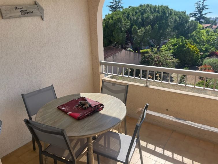 Appartement 3-kamers 55 m2. Woon-/eetkamer met TV (Flatscreen TV). Uitgang naar het terras. 1 kamer met 1 2-pers bed (140 cm, lengte 190 cm). 1 kamer met 1 divanbed (140 cm, lengte 190 cm). Keuken (3-..