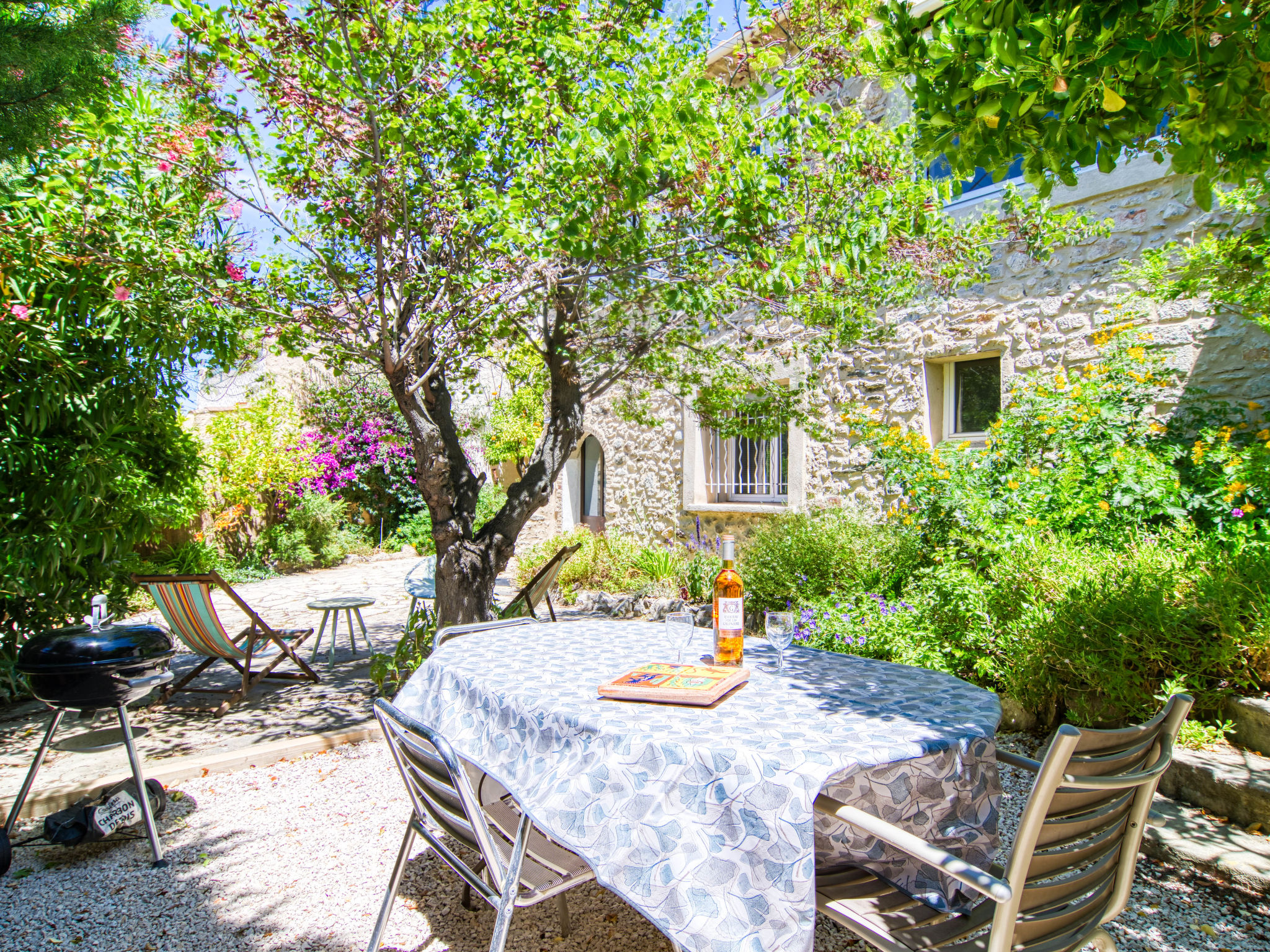 "Mimosa", appartement 2-kamers 40 m2, op de begane grond. Het objekt is geschikt voor 2 volwassenen + 1 kinderen. Comfortabel en mooi ingericht: woon-/eetkamer met eettafel en TV. 1 kamer met 1 2-pers..