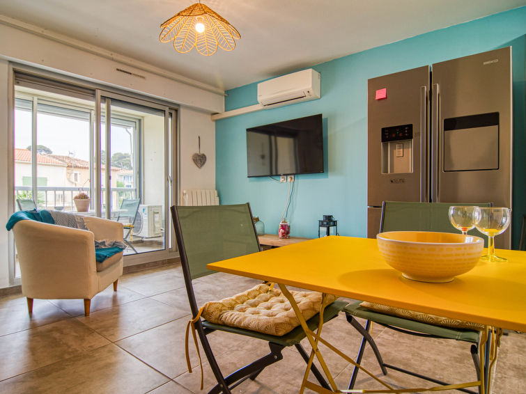 "Le clos pecheur", appartement 2-kamers 37 m2 op de 1e verdieping. Woon-/eetkamer met 1 divanbed en TV (Flatscreen TV), air-conditioning. Uitgang naar het terras. 1 kamer met 1 2-pers bed (140 cm, len..