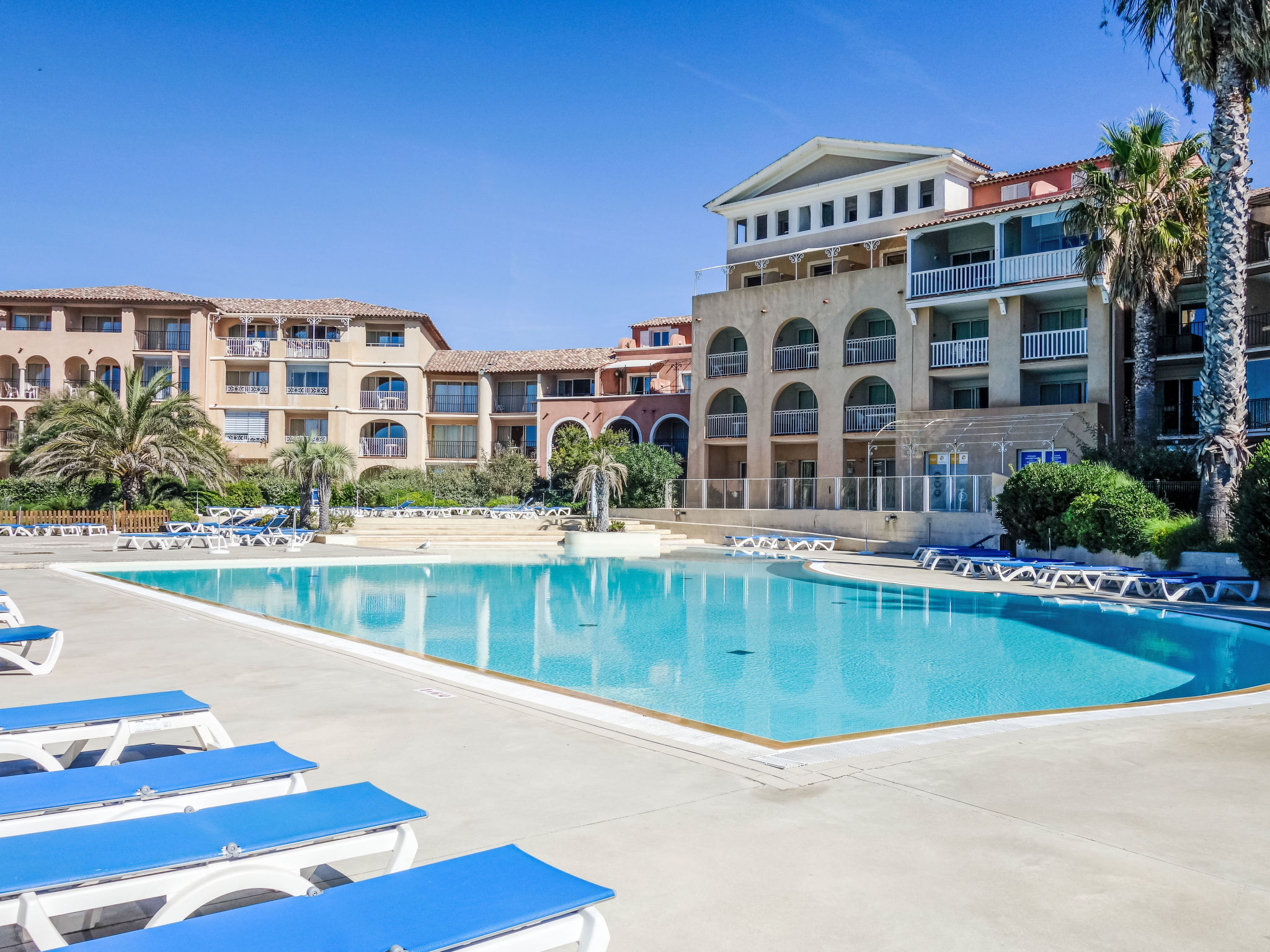 Appartement 2-kamers 32 m2, op de begane grond. Mooi ingericht: woon-/eetkamer met 1 bed (80 cm, lengte 190 cm), 1 slaapplaats (70 cm, lengte 190 cm), TV (Flatscreen TV), ventilator. Uitgang naar het ..