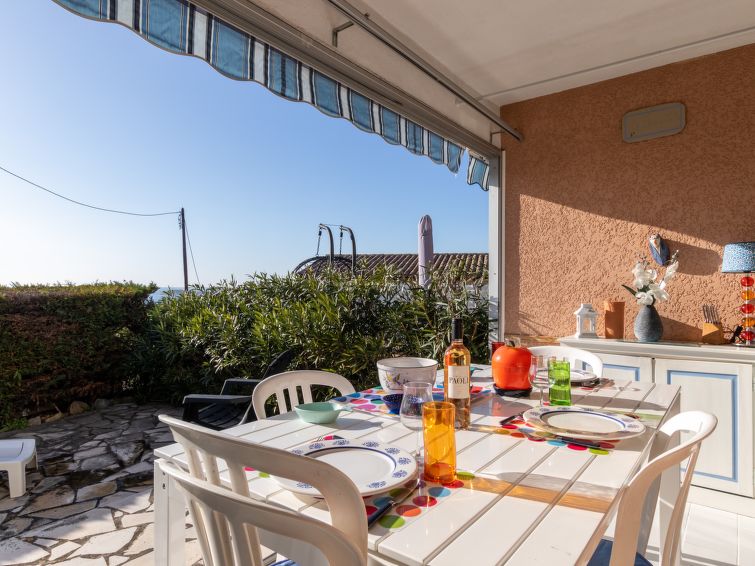 Search and Stay destination Sanary-sur-Mer, Provence-Alpes-Côte d'Azur - France from AU$ 153. Terre Marine