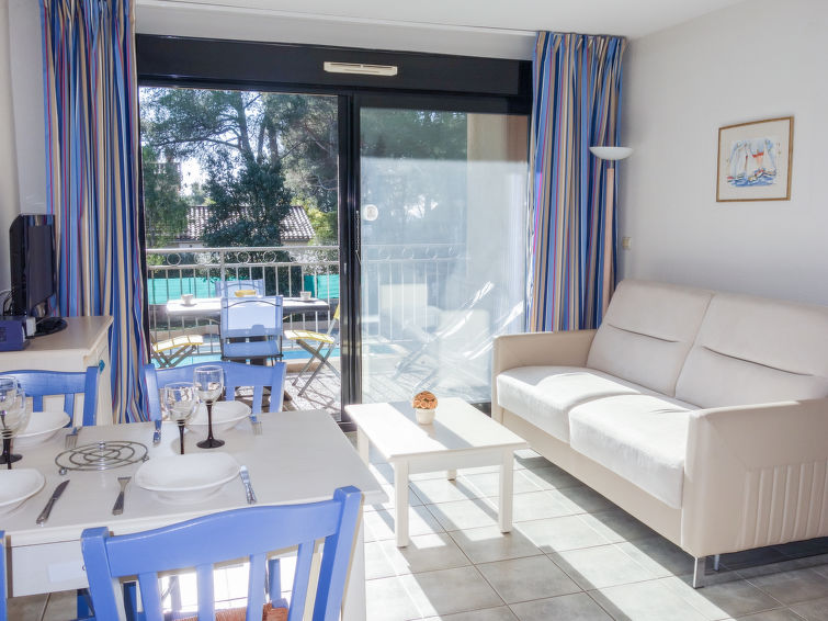 Search and Stay destination Sanary-sur-Mer, Provence-Alpes-Côte d'Azur - France from AU$ 149. La Marina