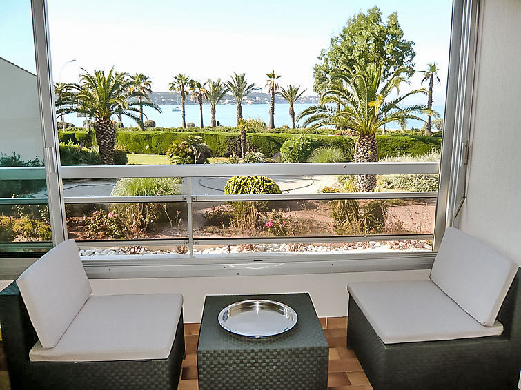 Search and Stay destination Sanary-sur-Mer, Provence-Alpes-Côte d'Azur - France from AU$ 159. La Plage Dorée