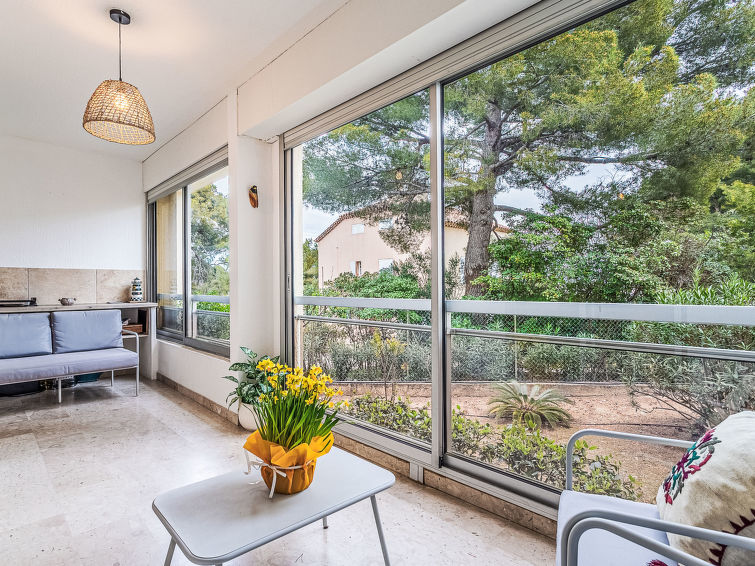 3-Zimmer-Wohnung 60 m2, im erhöhten Erdgeschoss. Hell, schön eingerichtet: Wohn-/Esszimmer mit Veranda mit 1 Diwanbett (140 cm, Länge 190 cm), TV (Flachbildschirm), Klimaanlage. Ausgang zur Veranda..