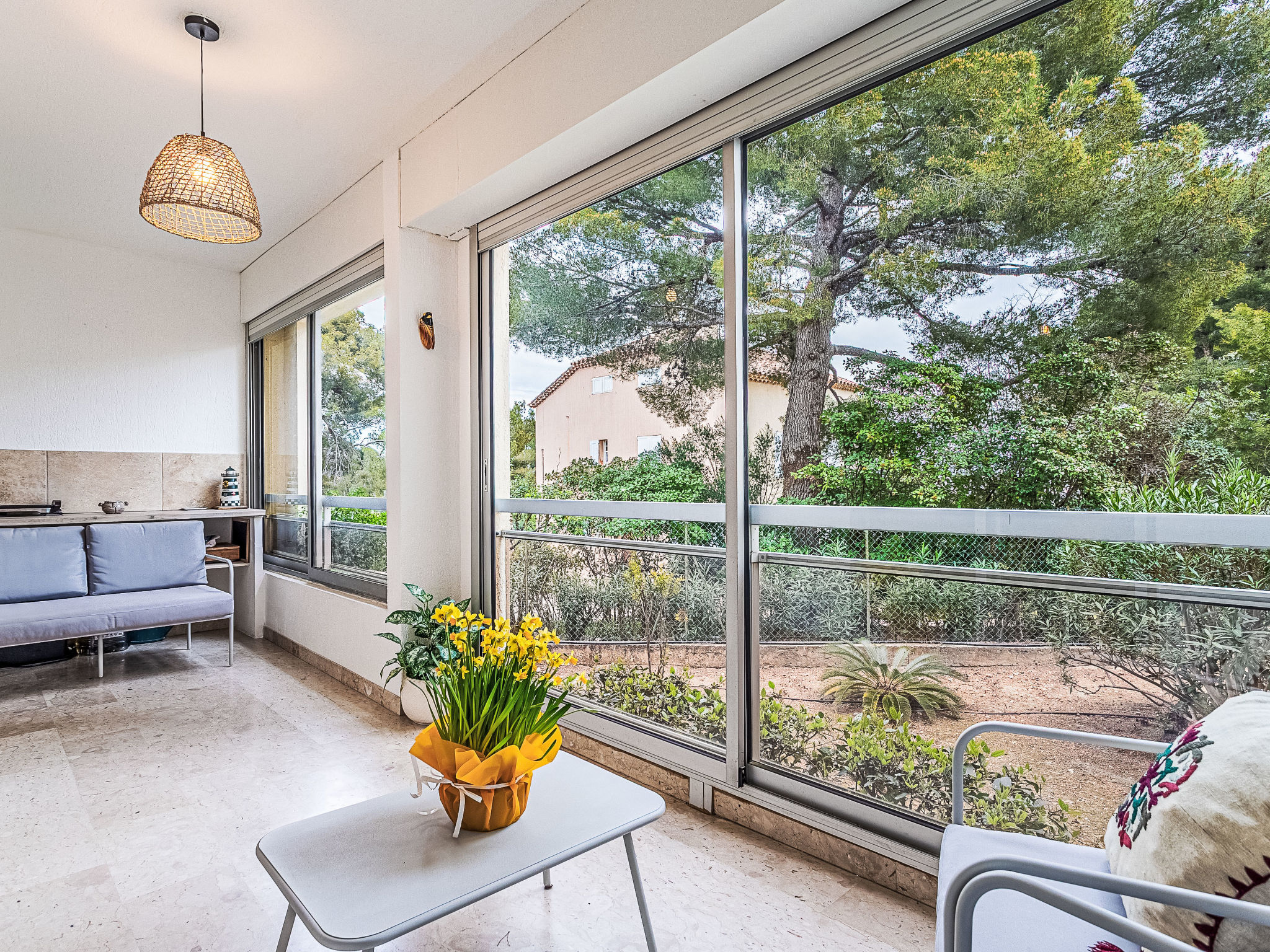 3-Zimmer-Wohnung 60 m2, im erhöhten Erdgeschoss. Hell, schön eingerichtet: Wohn-/Esszimmer mit Veranda mit 1 Diwanbett (140 cm, Länge 190 cm), TV (Flachbildschirm), Klimaanlage. Ausgang zur Veranda..