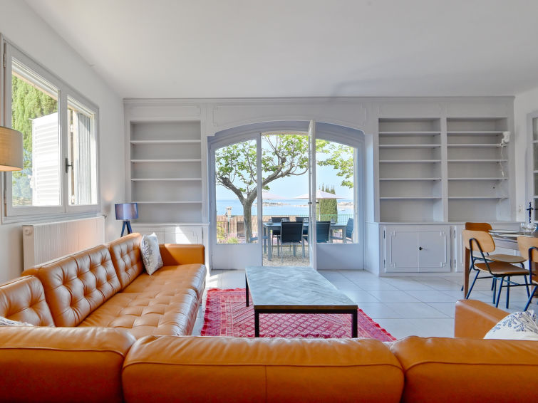 Search and Stay destination Sanary-sur-Mer, Provence-Alpes-Côte d'Azur - France from AU$ 324. La Maison de l'Amiral