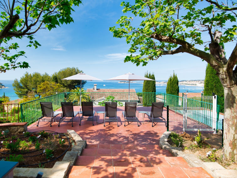 Search and Stay destination Sanary-sur-Mer, Provence-Alpes-Côte d'Azur - France from AU$ 324. La Maison de l'Amiral