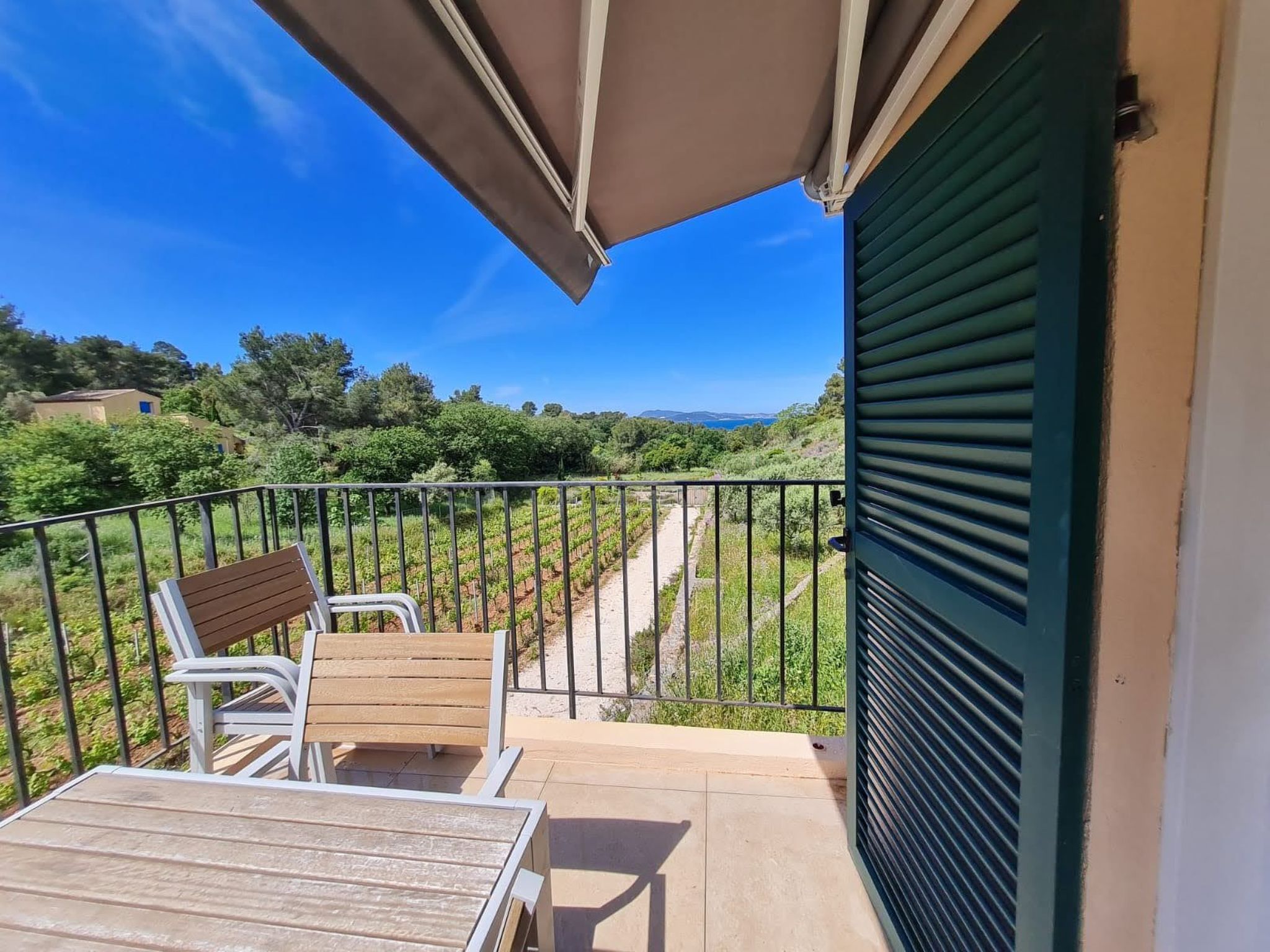 Photo of im Herzen der Weinberge, große Terrasse mit atemberaubendem Blick auf das Meer,