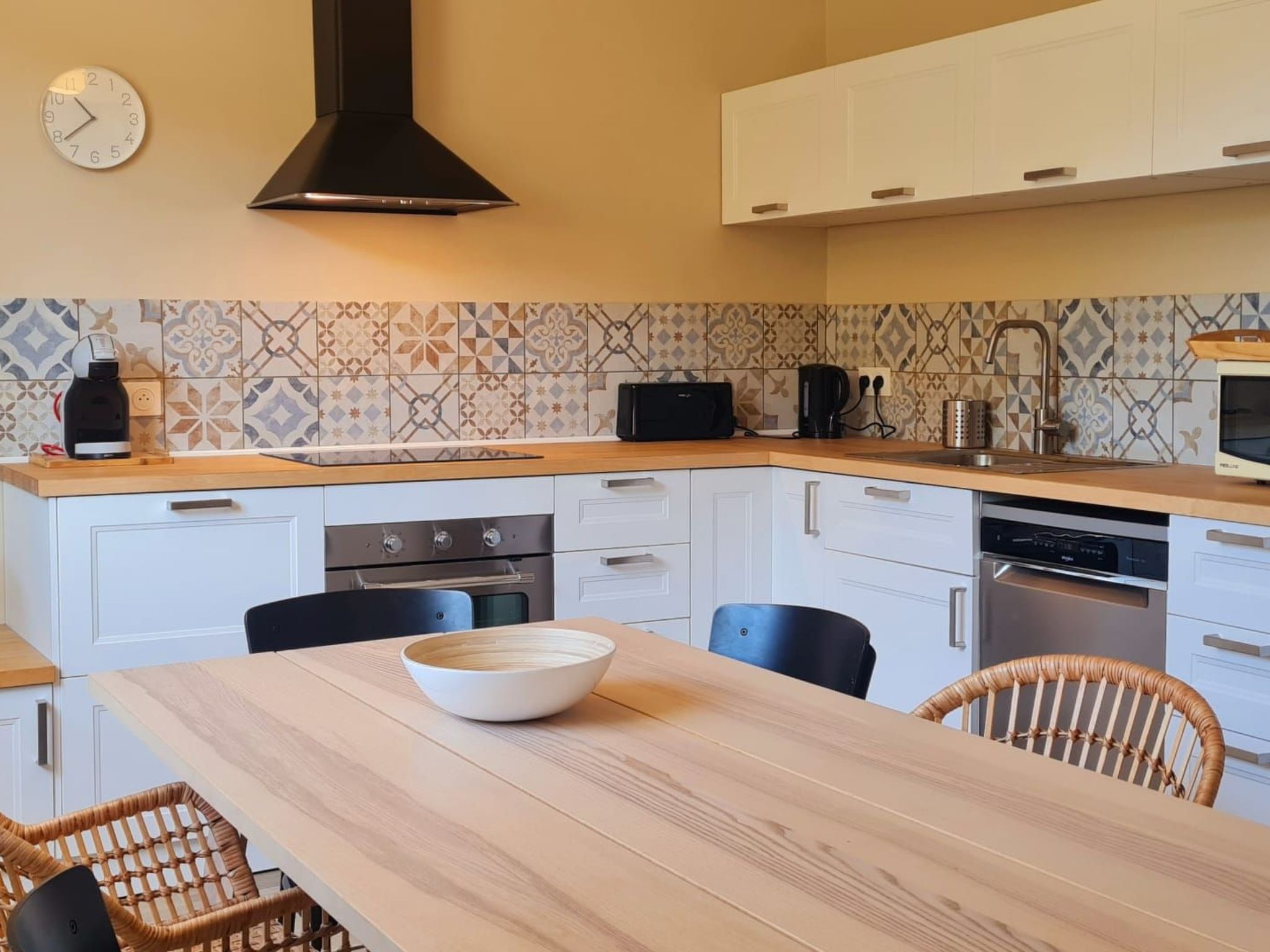 Photo of im Herzen eines Weinguts, Terrasse und Balkon mit Bergblick, Schwimmbad