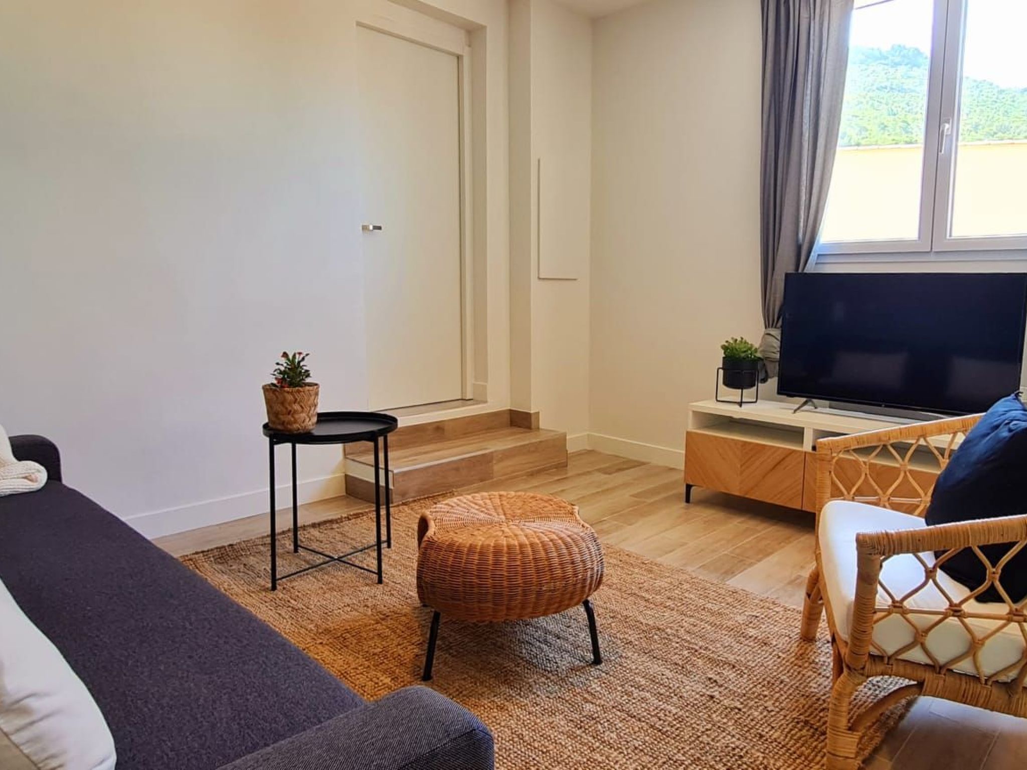 Photo of im Herzen eines Weinguts, Terrasse und Balkon mit Bergblick, Schwimmbad