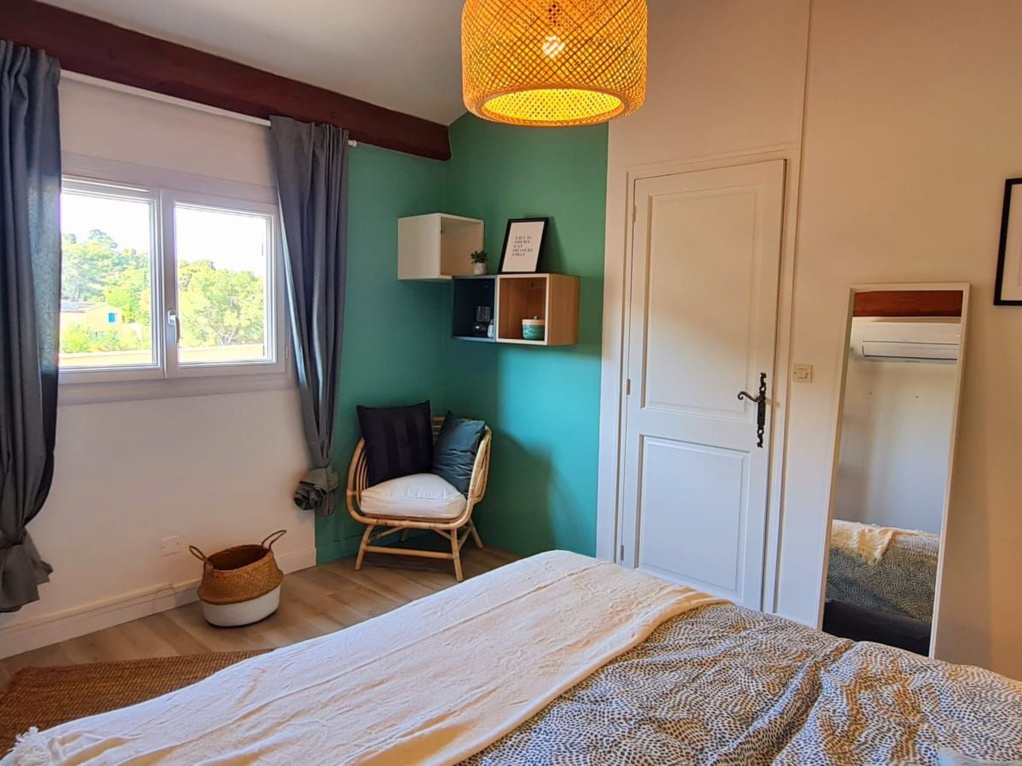 Photo of im Herzen eines Weinguts, Terrasse und Balkon mit Bergblick, Schwimmbad