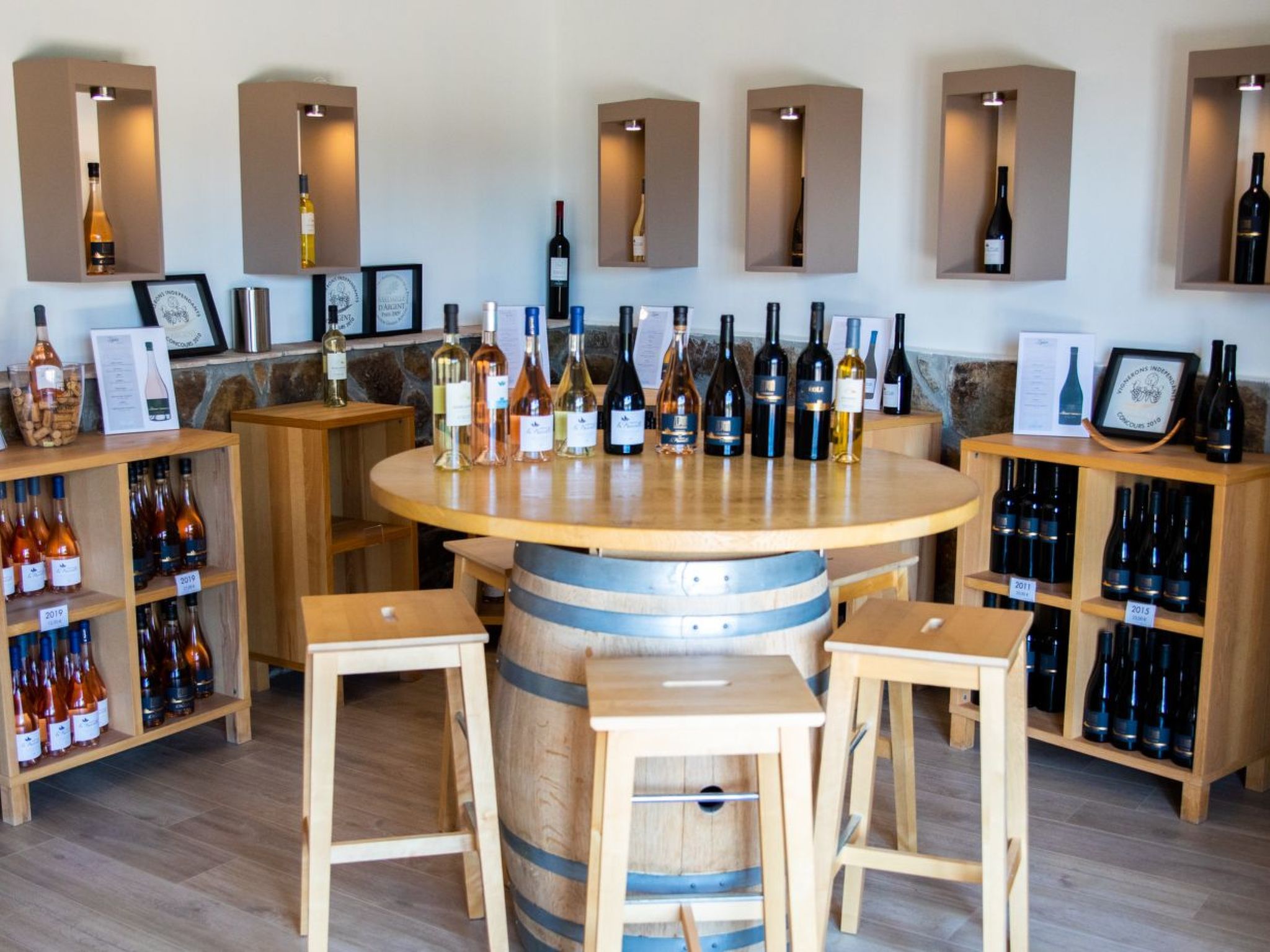 Photo of im Herzen eines Weinguts, schattige Terrasse mit Meerblick, Pool