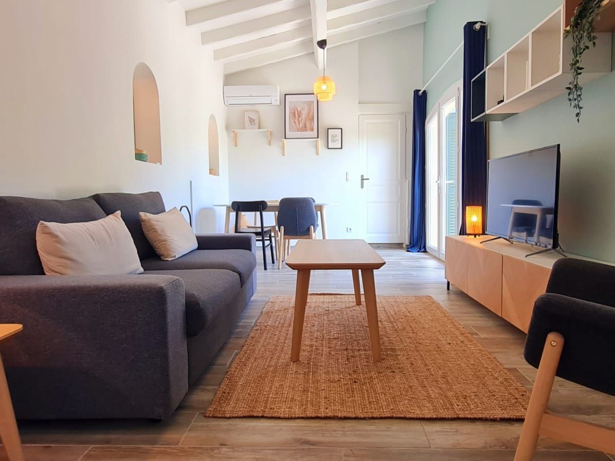 Photo of im Herzen eines Weinguts, schattige Terrasse mit Meerblick, Pool