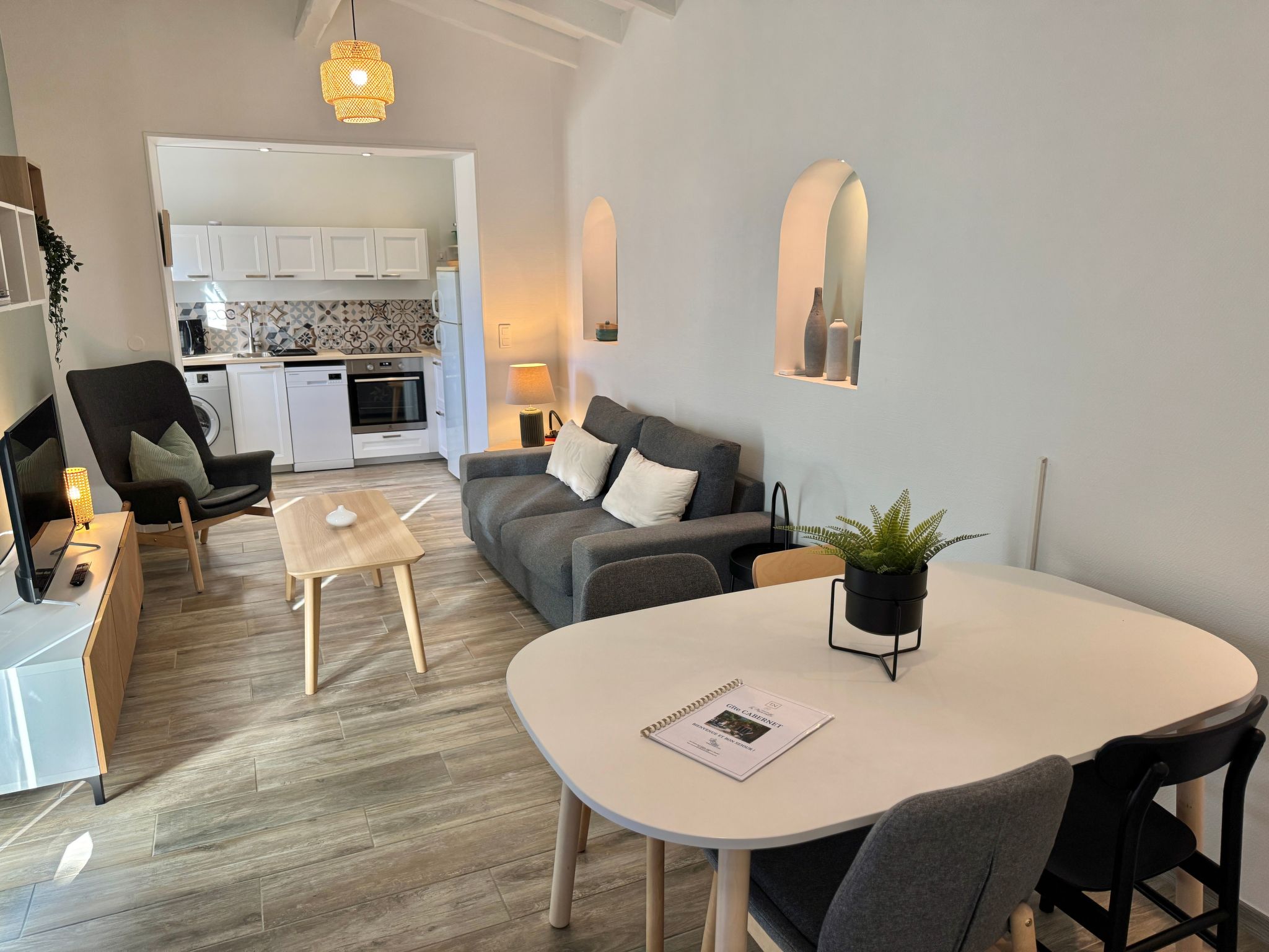 Photo of im Herzen eines Weinguts, schattige Terrasse mit Meerblick, Pool