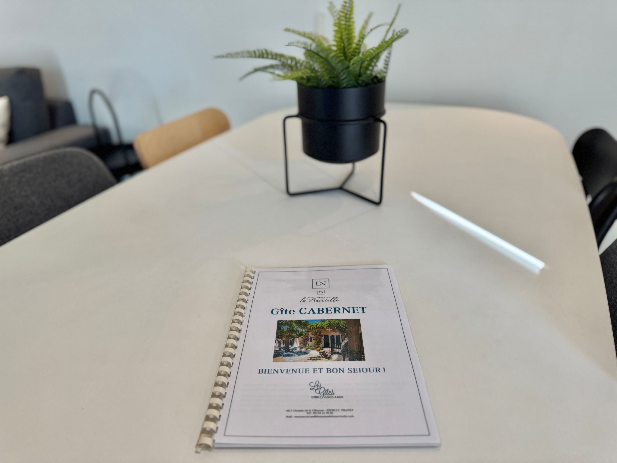 Photo of im Herzen eines Weinguts, schattige Terrasse mit Meerblick, Pool