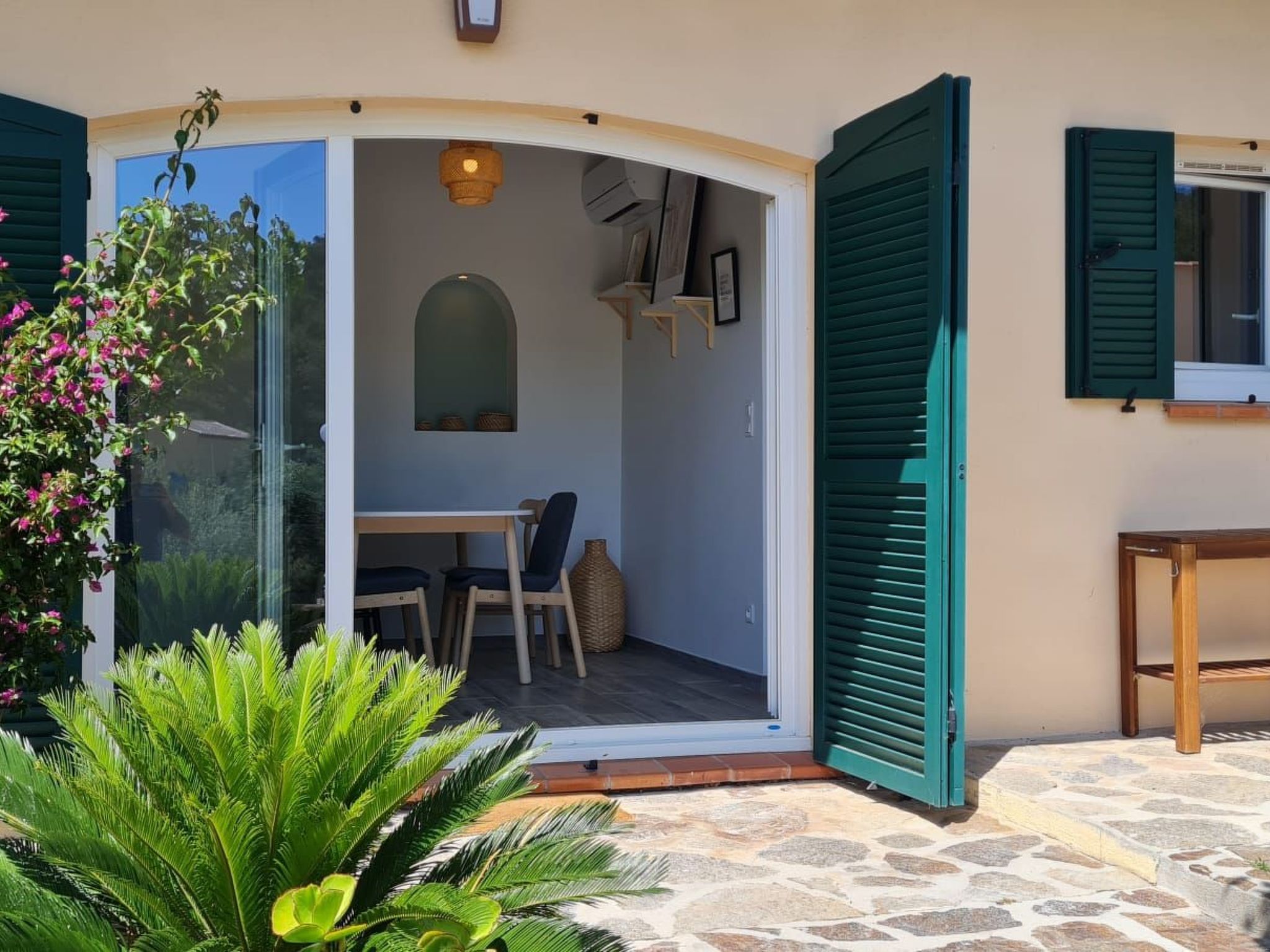 Photo of im Herzen eines Weinguts, schattige Terrasse mit Meerblick, Pool