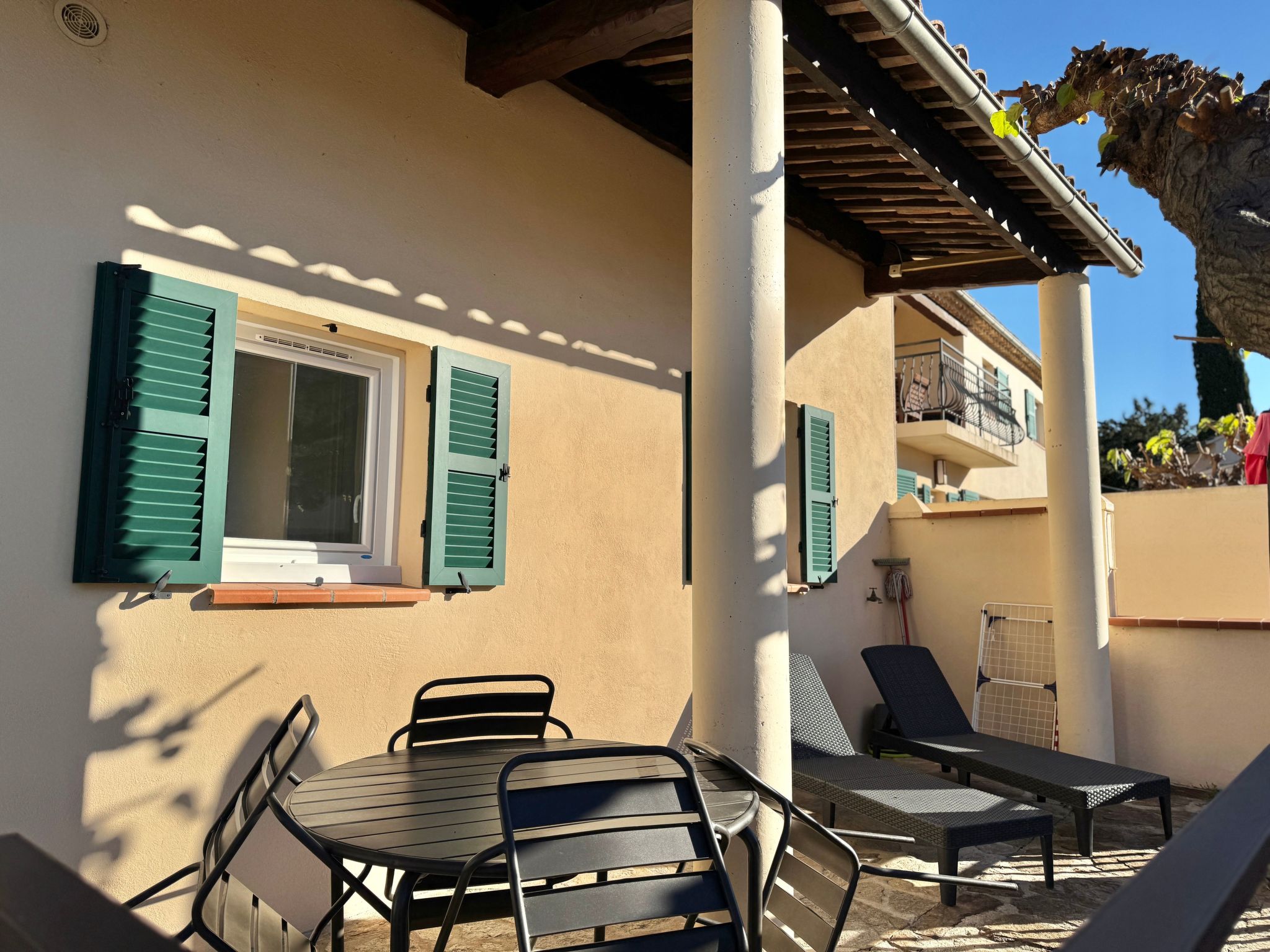 Photo of im Herzen eines Weinguts, schattige Terrasse mit Meerblick, Pool