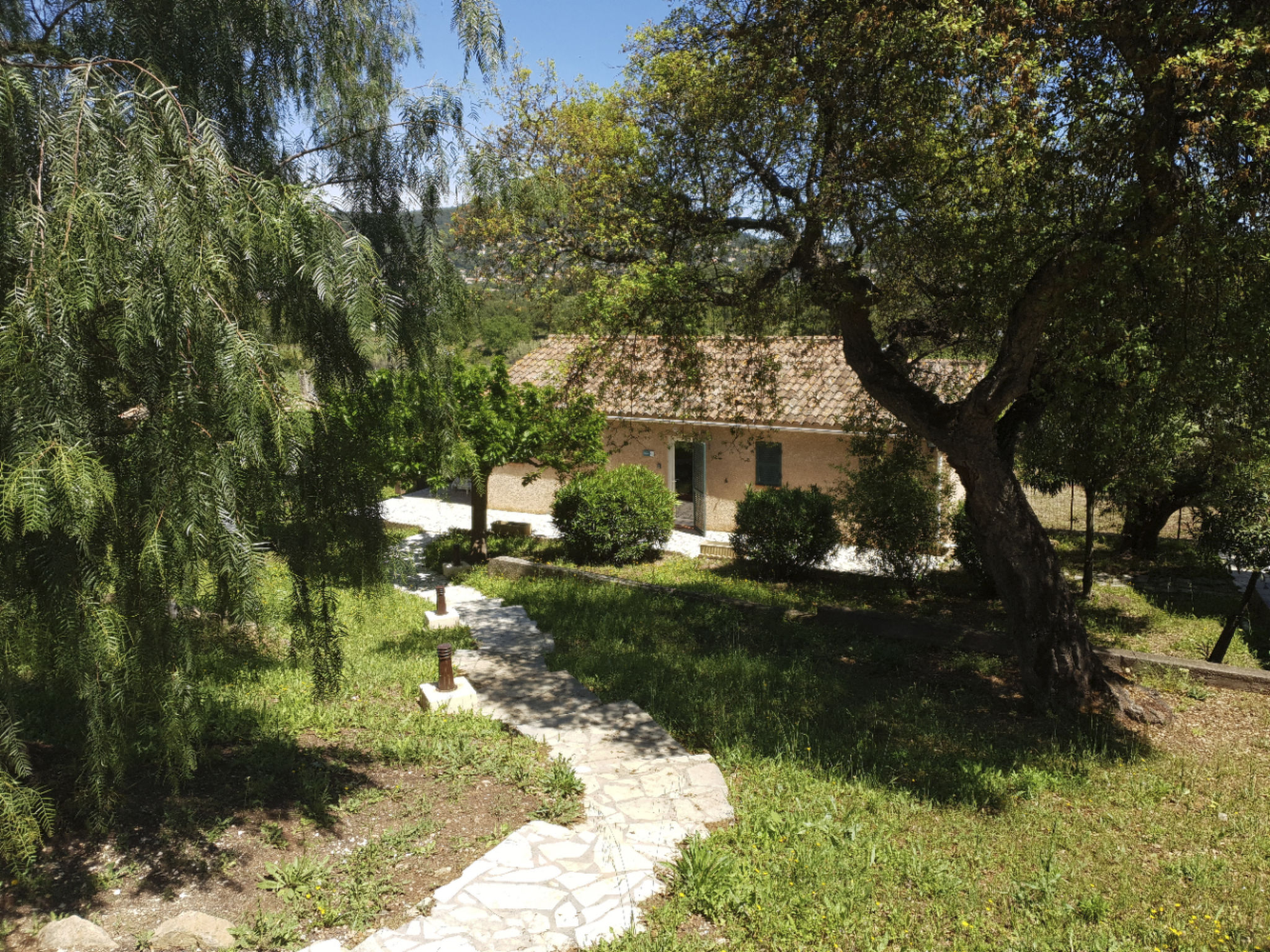 im Herzen der Weinberge, schattige Terrasse umgeben von Grün, Pool