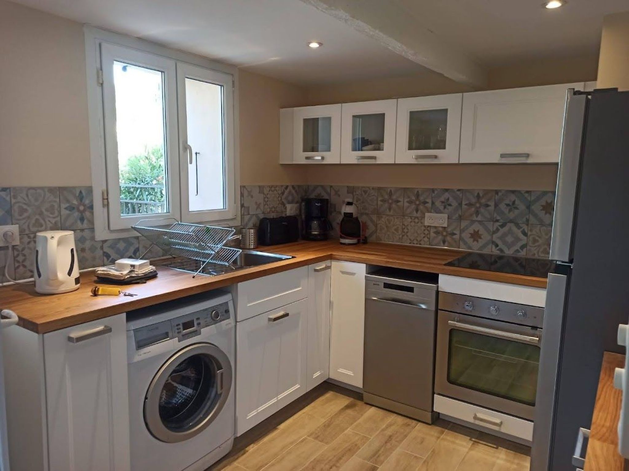 Photo of im Herzen eines provenzalischen Weinguts, Terrasse mit Meerblick, Pool