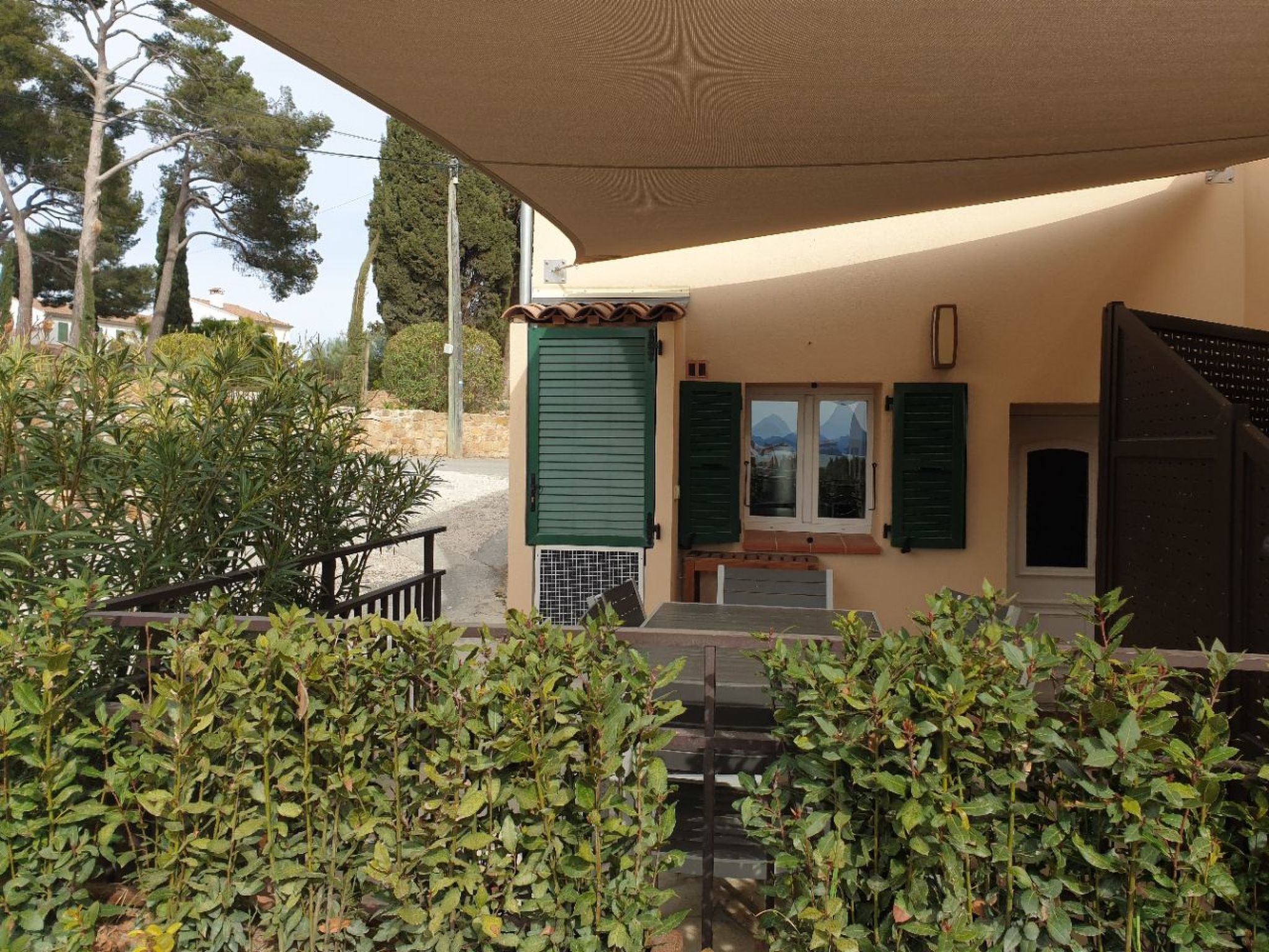 Photo of im Herzen eines provenzalischen Weinguts, Terrasse mit Meerblick, Pool