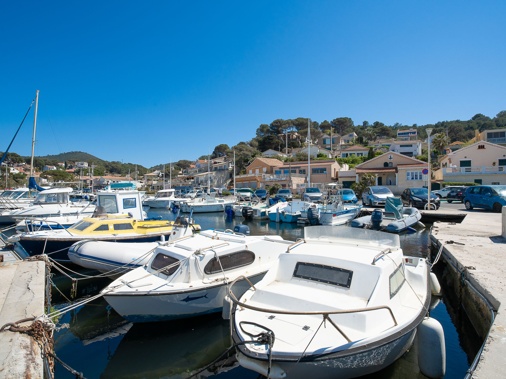 Photo of im Herzen eines provenzalischen Weinguts, Terrasse mit Meerblick, Pool