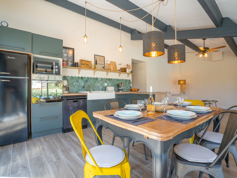Search and Stay destination La Crau, Provence-Alpes-Côte d'Azur - France from AU$ 469. La Coraline