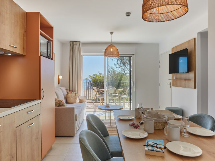 "Le Riviera", appartement 4-kamers 68 m2. Modern ingericht: woon-/slaapkamer met 1 2-pers divanbed (160 cm, lengte 190 cm), eettafel en TV (Flatscreen TV). Uitgang naar het balkon, naar het terras. 2 ..