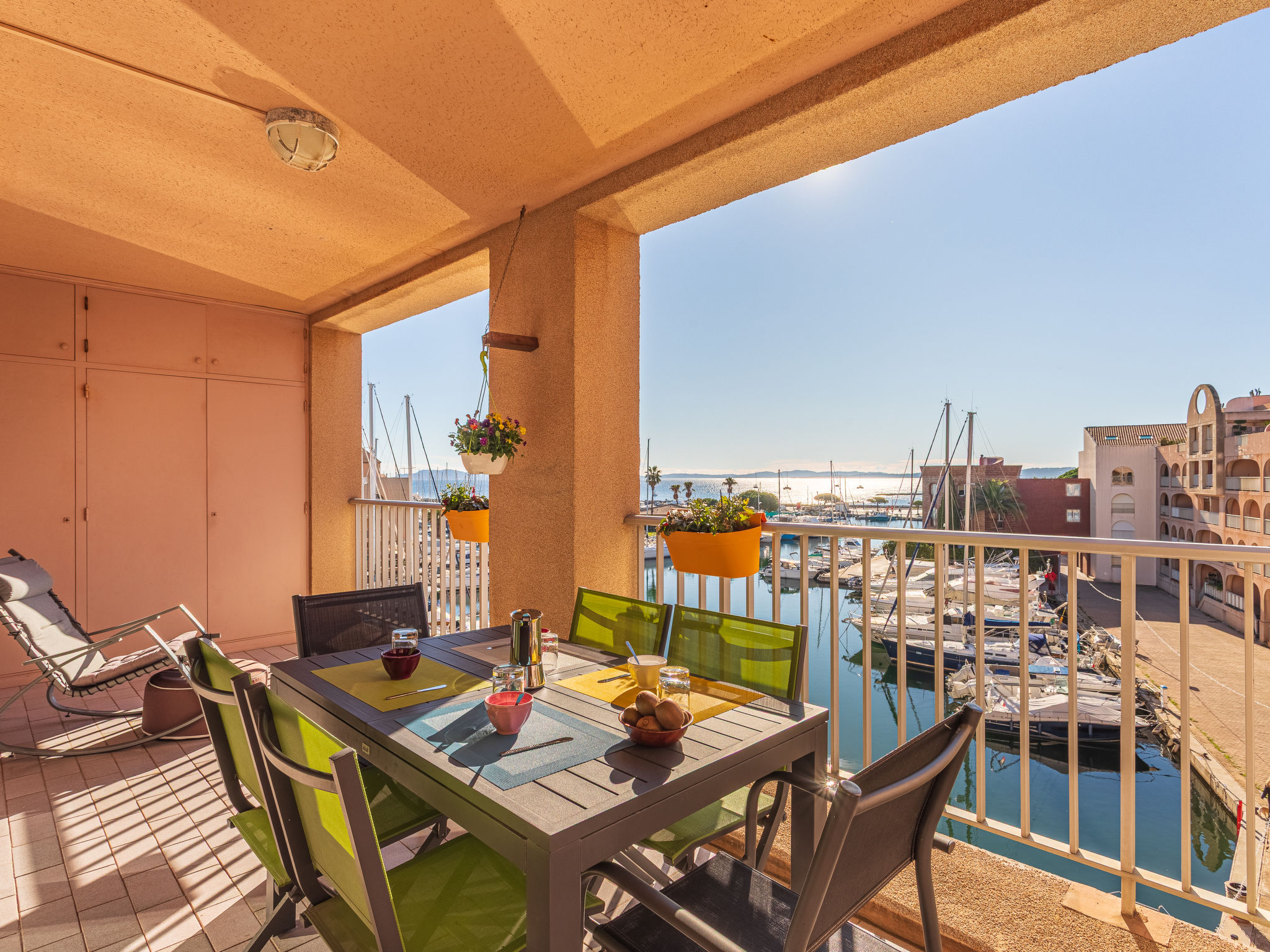 Appartement 3-kamers 80 m2 op de 3e verdieping. Ruim, mooi en smaakvol ingericht: woon-/eetkamer met TV (Flatscreen TV). Uitgang naar het terras. 2 kamers, elke kamer heeft 1 2-pers bed (140 cm, lengt..