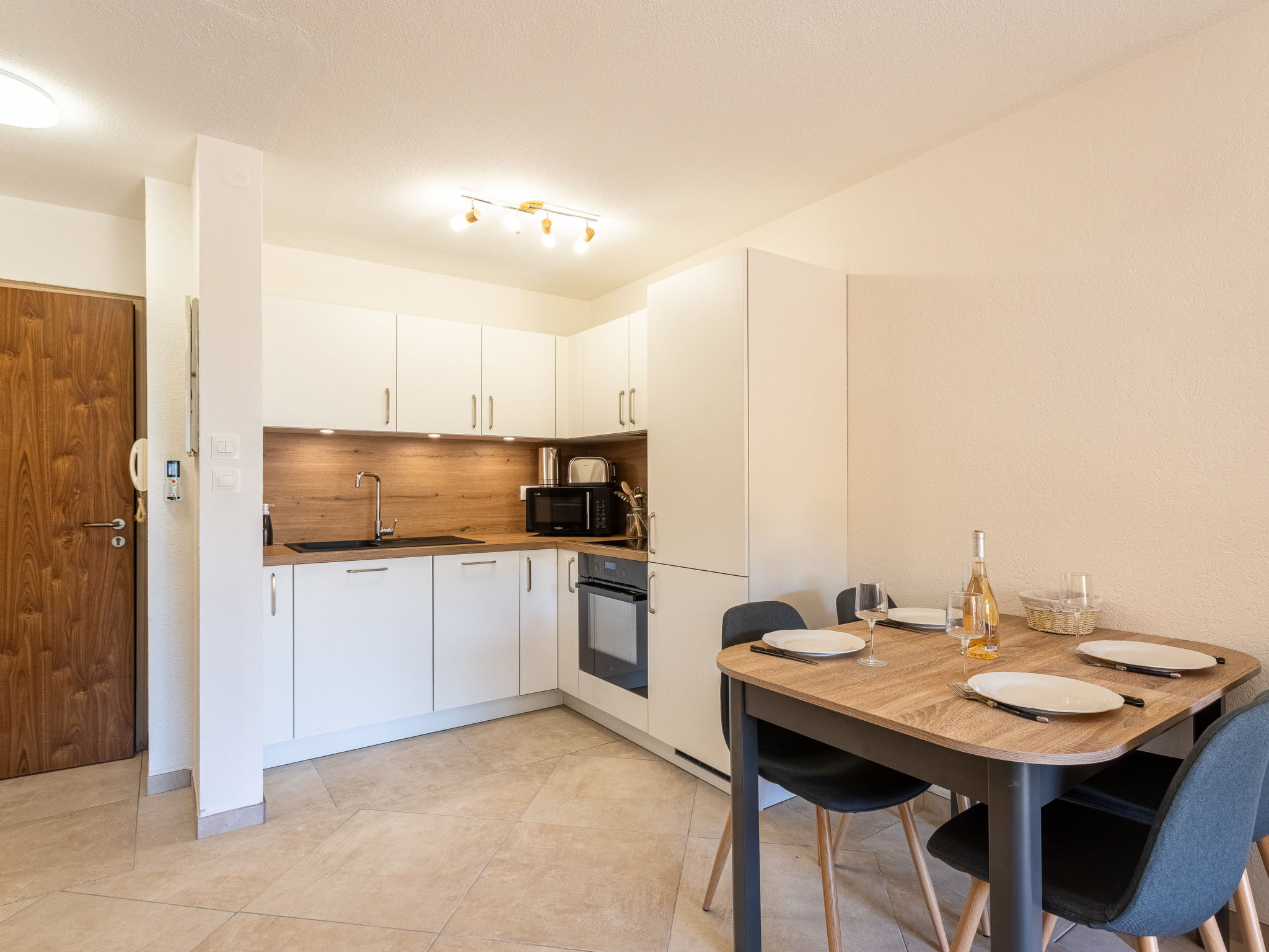 Appartement 2-kamers 41 m2, op de begane grond. Volledig gerenoveerd in 2024, mooi en modern ingericht: woon-/eetkamer met TV (Flatscreen TV). 1 kamer met 1 2-pers bed (160 cm, lengte 190 cm). Uitgang..