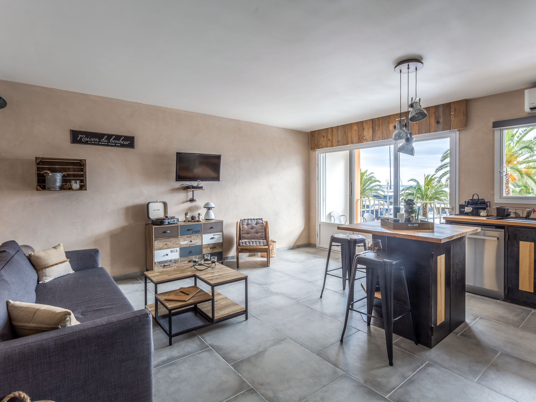 Appartement 1-kamer 36 m2 op de 1e verdieping. Gerenoveerd in 2020, mooi en modern ingericht: cabine met 1 2-pers bed (140 cm, lengte 190 cm). Woonkeuken (oven, afwasmachine, 2 inductiekookplaten, wat..