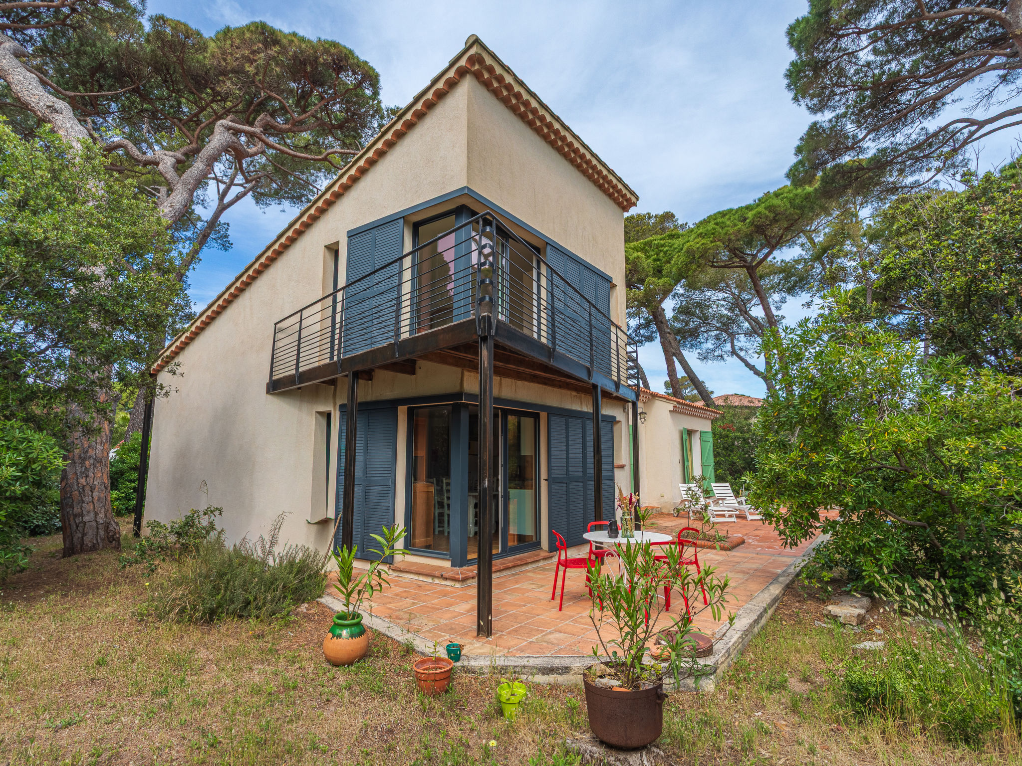 Villa 4-kamers 110 m2 op 2 verdiepingen. Gedeeltelijk gerenoveerd in 2011, comfortabel en rustiek ingericht: woon-/eetkamer met eettafel. Uitgang naar het terras. 1 kamer met 1 2-pers bed (140 cm, len..