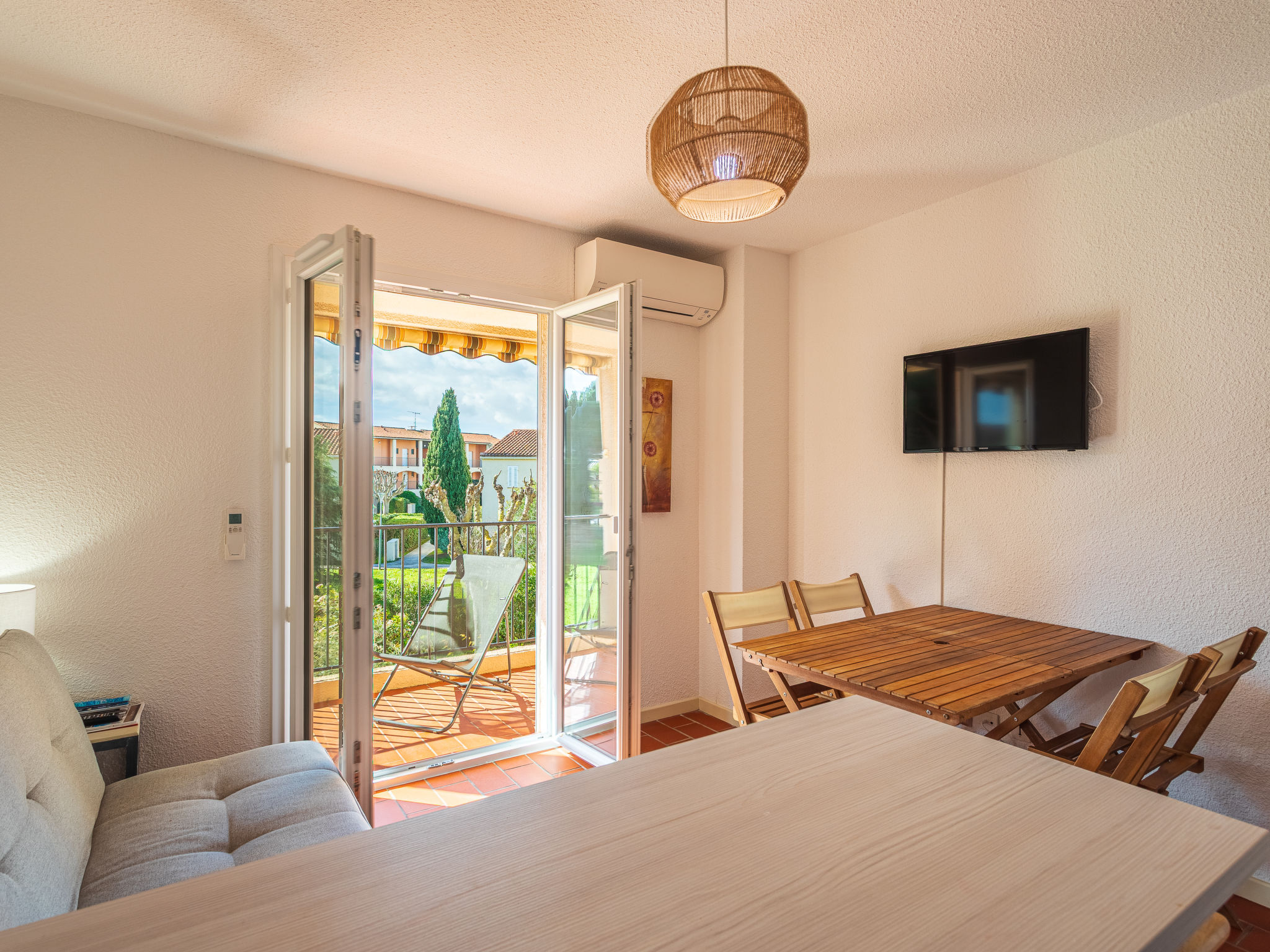 Appartement 2-kamers 24 m2 op de 1e verdieping. Licht, comfortabel en mooi ingericht: woon-/eetkamer met 1 divanbed (140 cm, lengte 190 cm), eettafel en TV (Flatscreen TV), elektrische verwarming en a..