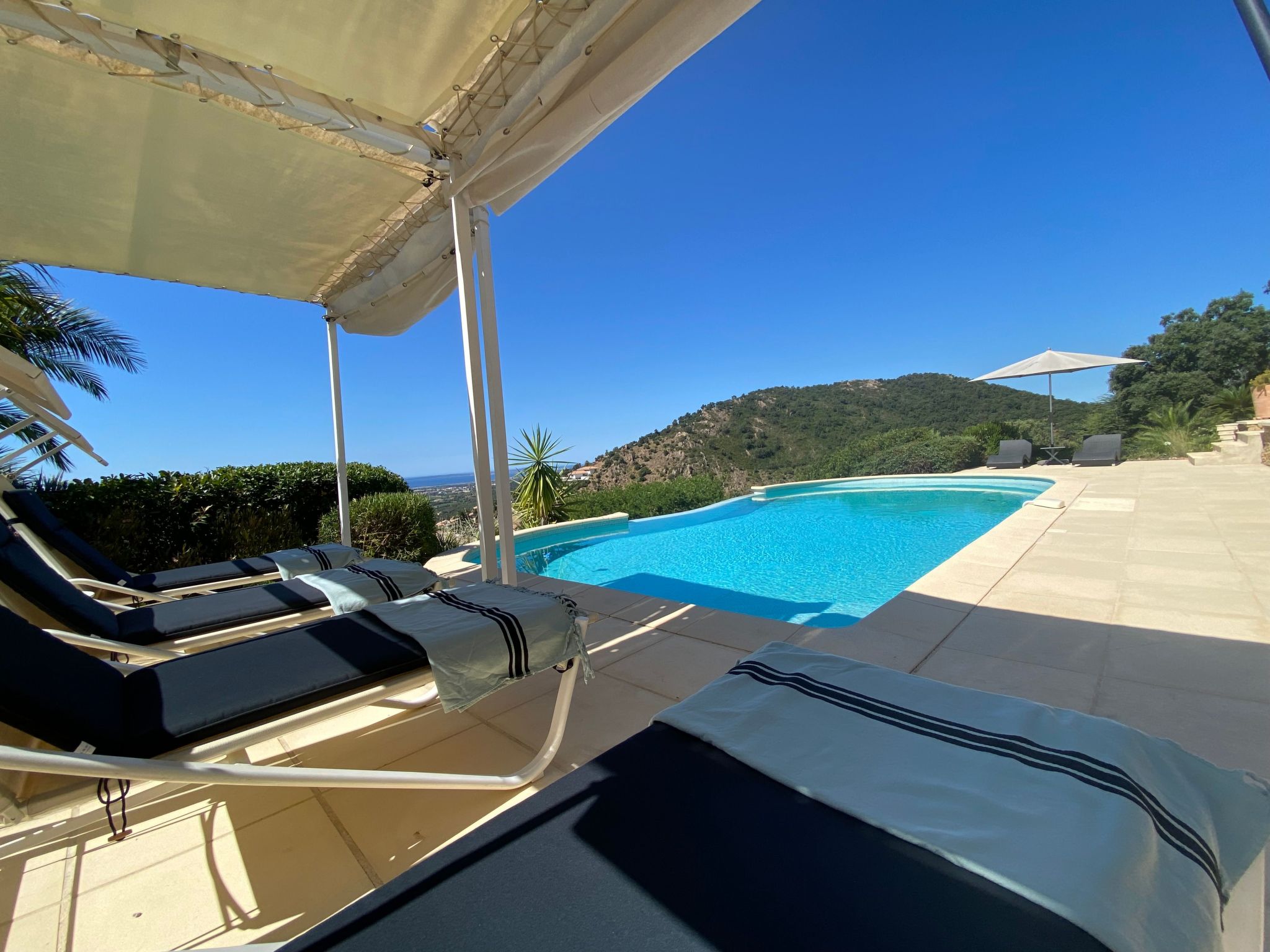 Ferienvilla mit Pool Infinity-Binnen