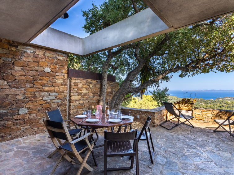 Search and Stay destination Bormes-les-Mimosas, Provence-Alpes-Côte d'Azur - France from AU$ 340. Village Les Fourches