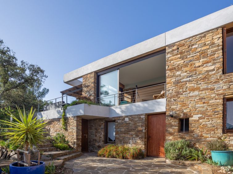 Search and Stay destination Bormes-les-Mimosas, Provence-Alpes-Côte d'Azur - France from AU$ 551. Village des Fourches