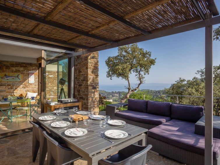Search and Stay destination Bormes-les-Mimosas, Provence-Alpes-Côte d'Azur - France from AU$ 551. Village des Fourches