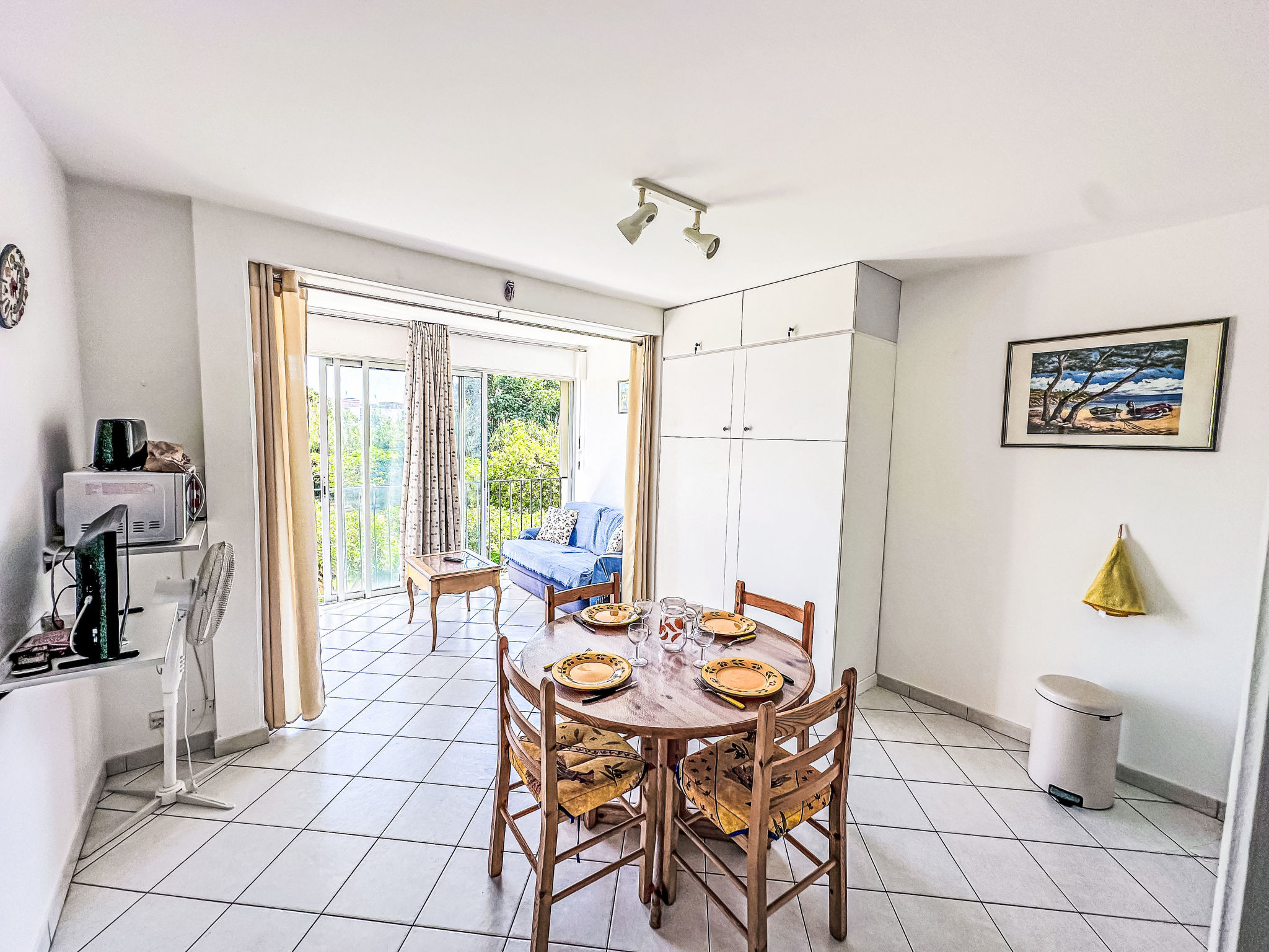 Photo of Les Roses Lauriers