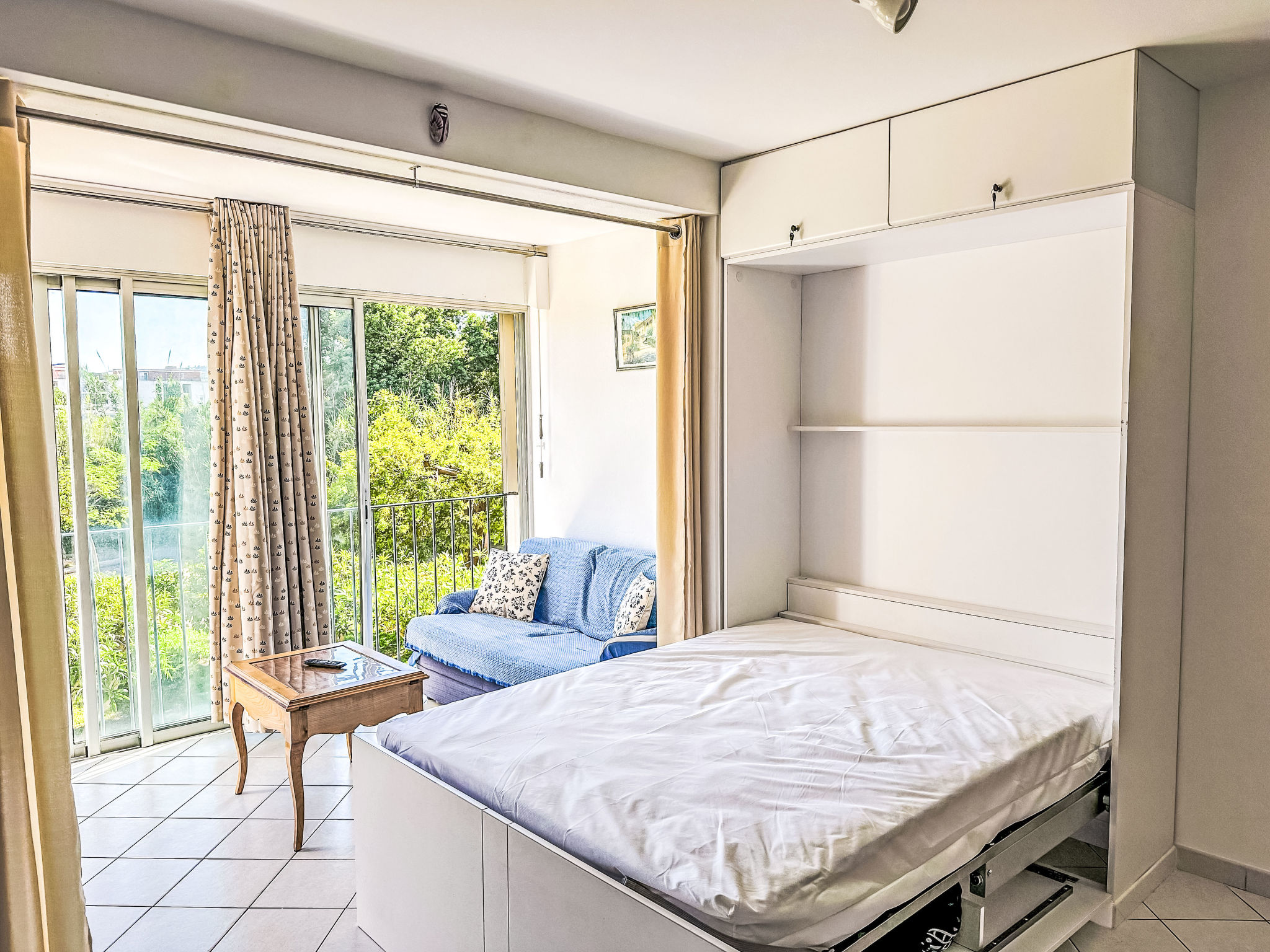 Photo of Les Roses Lauriers