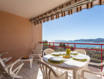 Zonnig appartement in Le Lavandou met zwembad, op 800 meter van het strand - thumbnail 2