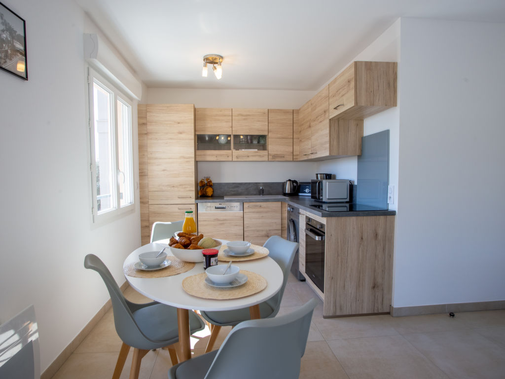 Le Clos Jardin — Kitchen / Dining Room