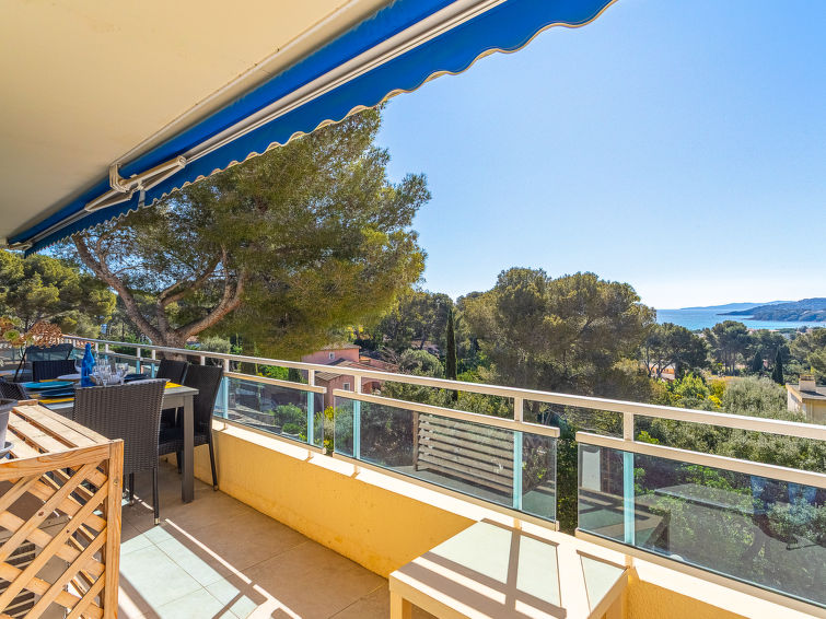 Op 850 m van zee: ruim appartement met zeezicht in Bormes-les-Mimosas in Bormes-les-Mimosas