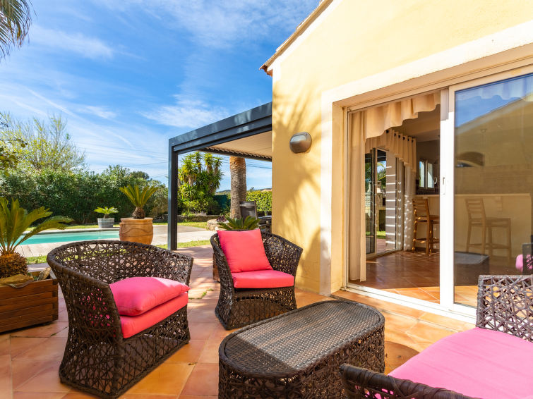 Search and Stay destination Bormes-les-Mimosas, Provence-Alpes-Côte d'Azur - France from AU$ 583. Maison Boutons d'Or
