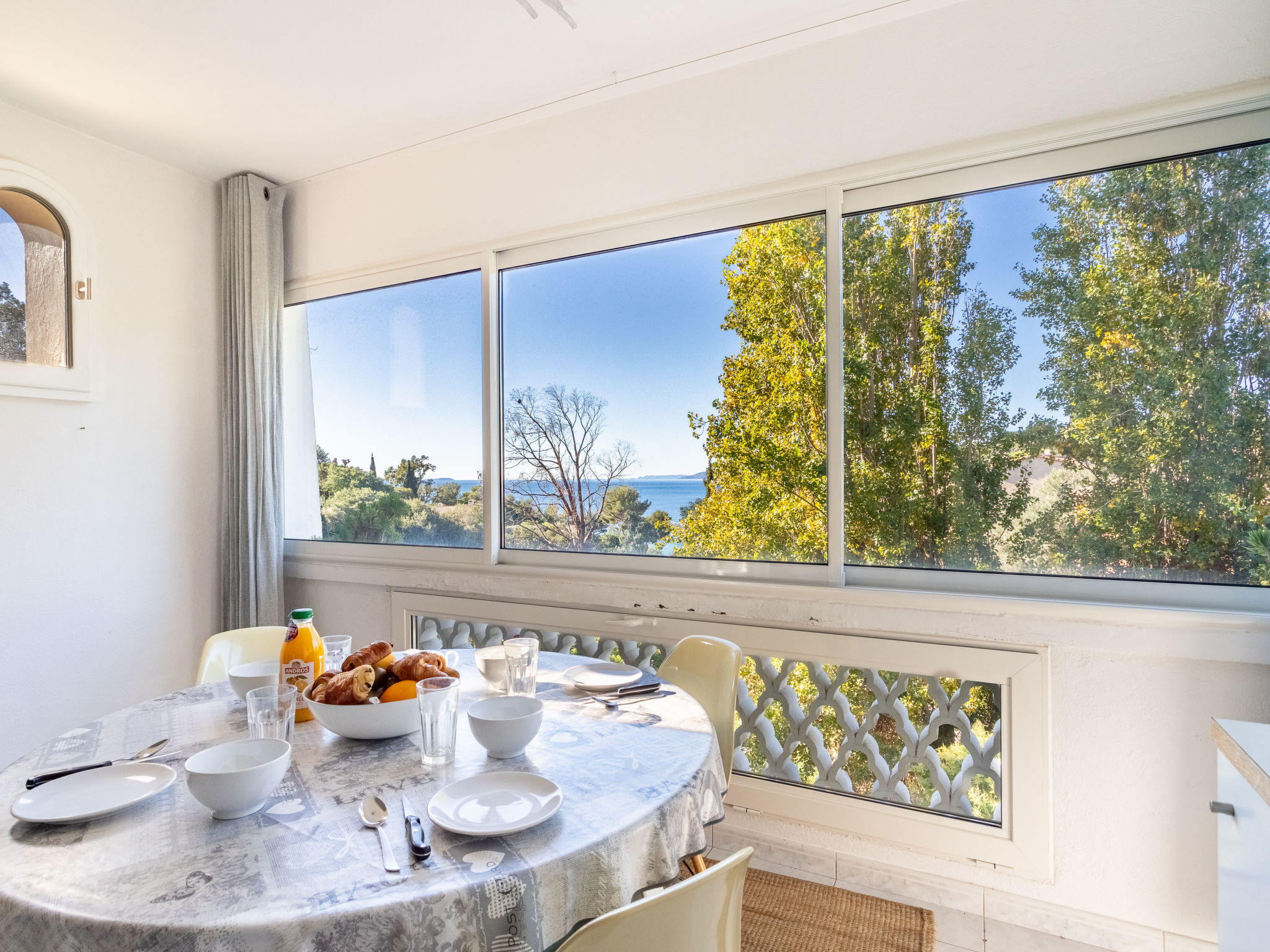 3-Zimmer-Wohnung 60 m2 im 1. Stock. Komfortabel und schön eingerichtet: Wohn-/Esszimmer mit TV (Flachbildschirm), Stereoanlage und Klimaanlage. 1 Zimmer mit 1 franz. Bett (160 cm, Länge 200 cm). 1 Z..