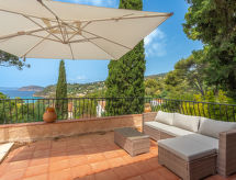 Villa G: Vrijstaande villa op 150m van zee in Rayol Canadel, Côte d'Azur - thumbnail 1